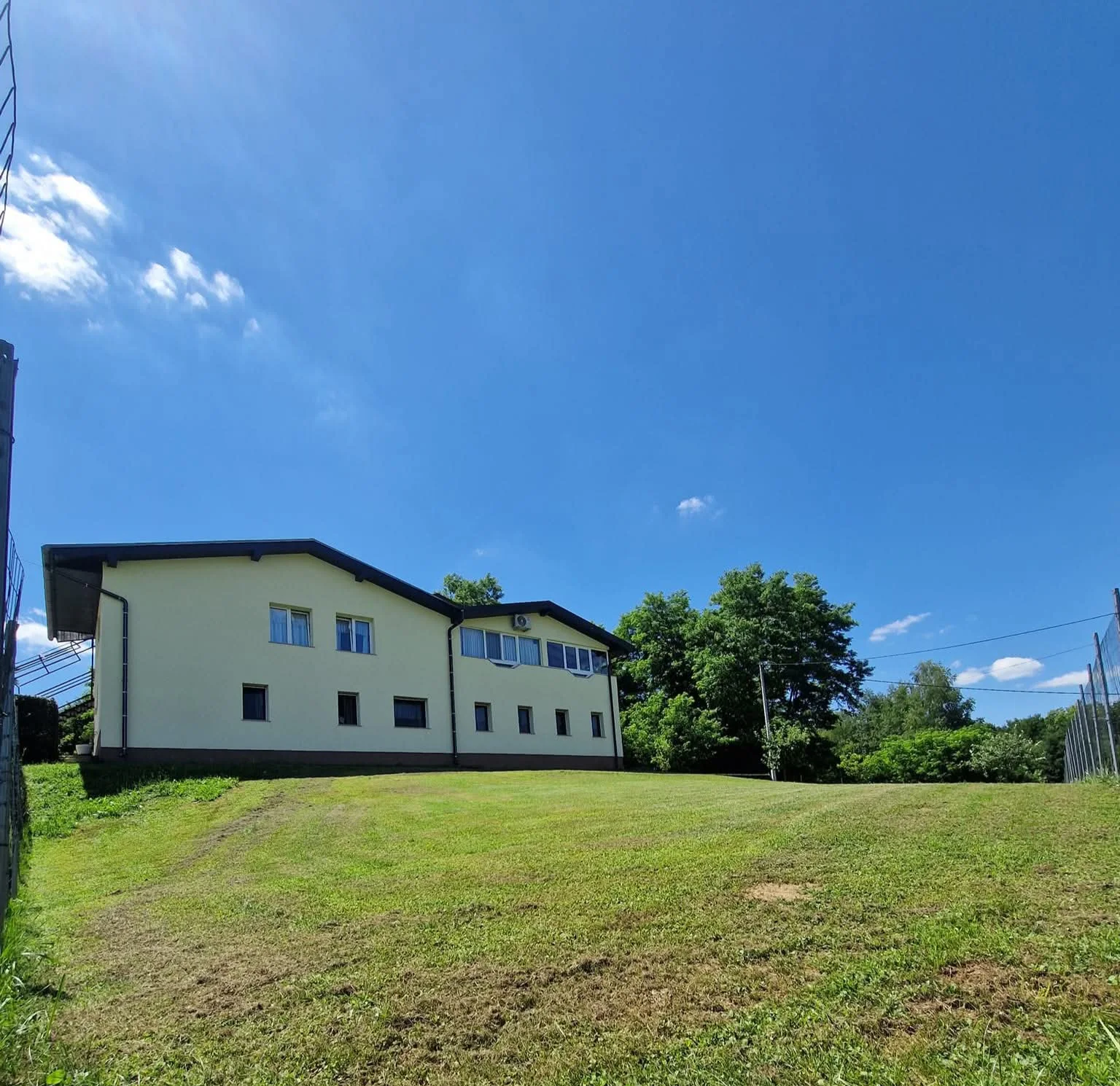 Stražnji dio doma uz prostrano dvorište